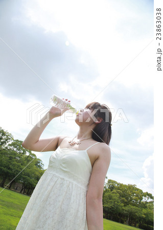 ワンピースの女性 23863038