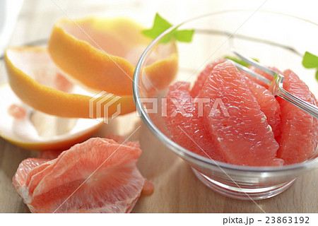 ピンクグレープフルーツのセグメント 23863192