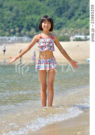 海水浴を楽しむ女の子の写真素材 [23865209] - PIXTA