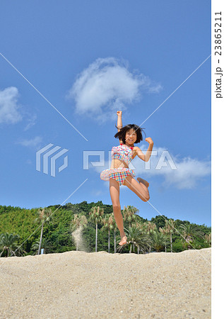海水浴を楽しむ女の子 海水浴を楽しむ女の子 23865211