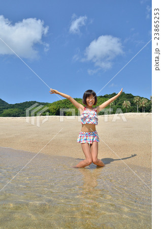 海水浴を楽しむ女の子 海水浴を楽しむ女の子 23865253