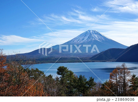 山梨県 本栖湖晩秋の富士山と雲 山梨県 本栖湖晩秋の富士山と雲 23869036