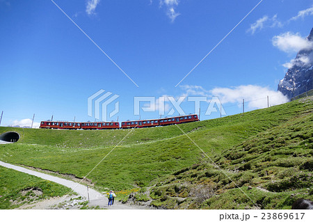 クライネ・シャイデックを走るユングフラウ鉄道 23869617