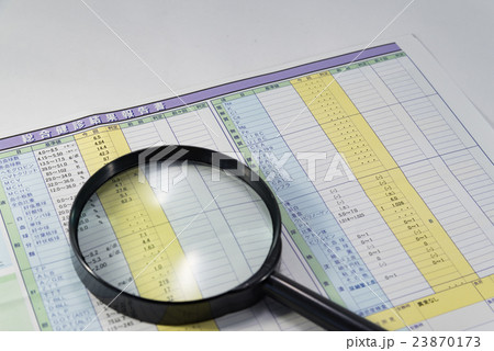 健康診断書と虫眼鏡 23870173