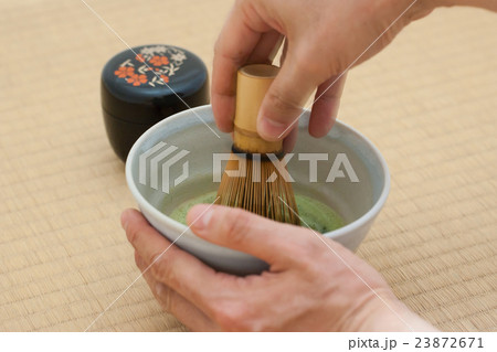 畳の上でお抹茶を点てる 畳の上でお抹茶を点てる 23872671