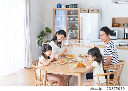 家族 食卓 の写真素材