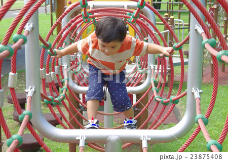 公園の遊具で遊ぶ男の子 23875408