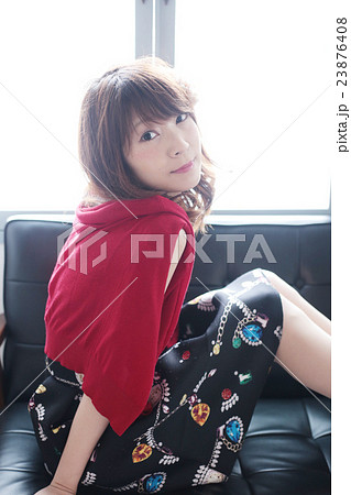 赤のカーデの女 赤のカーデの女 23876408