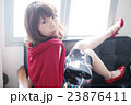 赤のカーデの女 赤のカーデの女 23876411