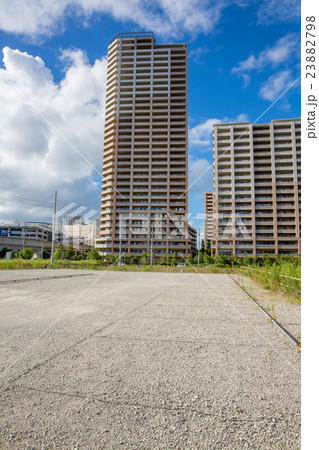 高層マンションと駐車場 23882798