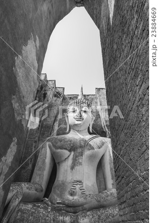 Black and white view of Old sitting buddha statue 23884669