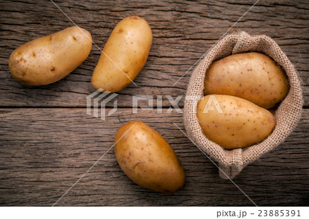 Fresh organic potatoes in hemp sake bag. Fresh organic potatoes in hemp sake bag. 23885391