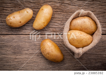Fresh organic potatoes in hemp sake bag . 23885392