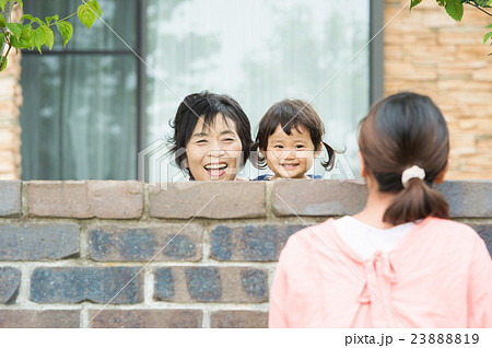 笑顔で遊ぶ親子 23888819