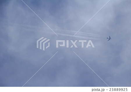 上空を飛ぶ飛行機 23889925