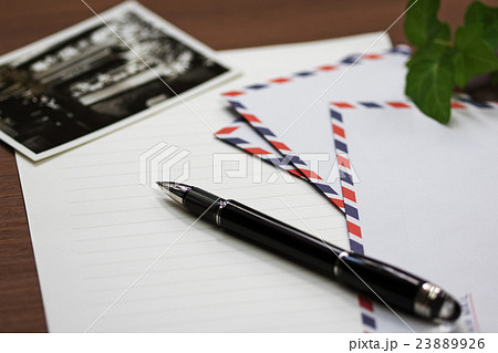 手紙を書く便箋と封筒とペン 23889926