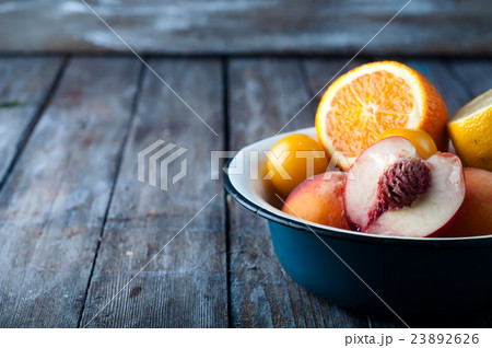 plate with peach, lemon and orange 23892626