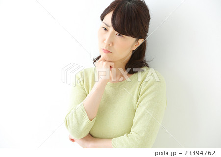 考えるミドル女性　 23894762