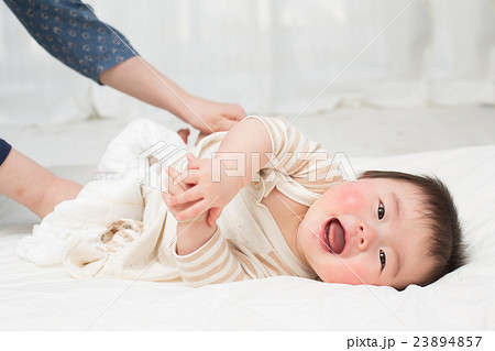 おむつを替える赤ちゃん 23894857