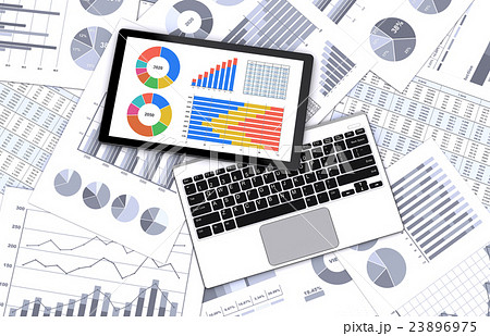 パソコンとビジネス資料 23896975