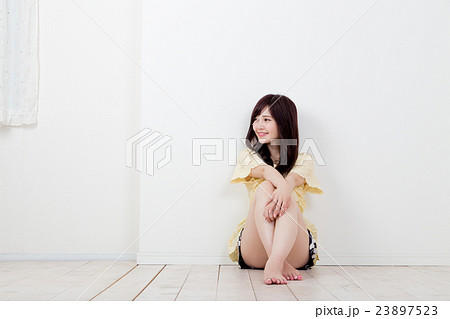 体育座りする女性 体育座りする女性 23897523