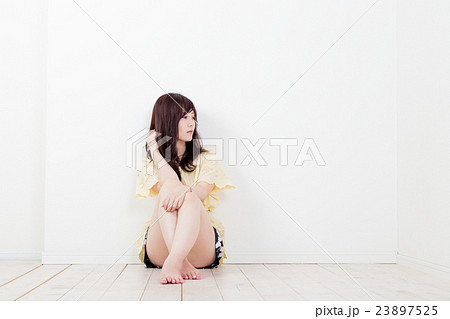 体育座りをする女性 23897525