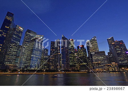 シンガポール、高層ビル群夜景2016 23898667