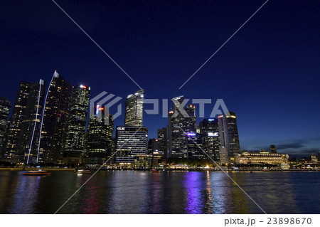 シンガポール、高層ビル群夜景2016 23898670