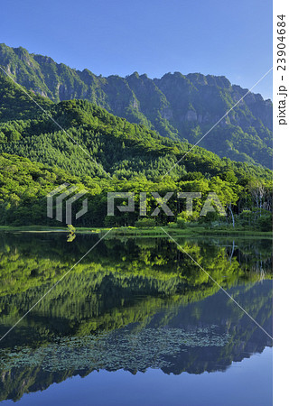 戸隠山と鏡池 戸隠山と鏡池 23904684