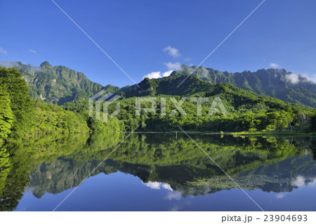 戸隠山と鏡池 23904693