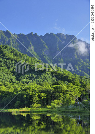 戸隠山と鏡池 23904694