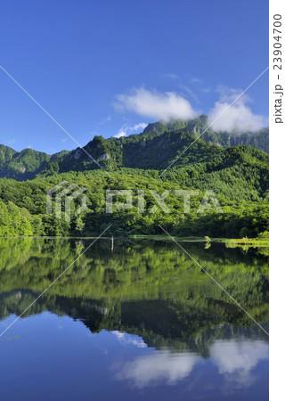 戸隠山と鏡池 23904700