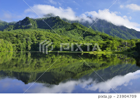 戸隠山と鏡池 23904709