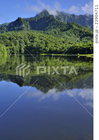 戸隠山と鏡池 戸隠山と鏡池 23904711