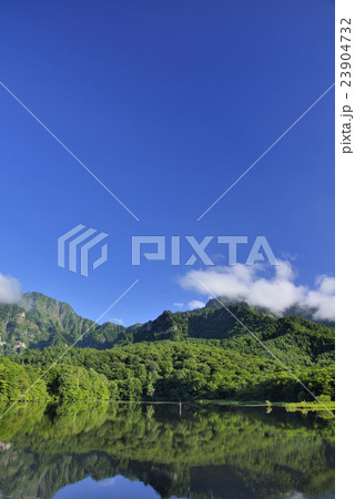 戸隠山と鏡池 戸隠山と鏡池 23904732