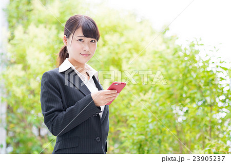 公園でスマートフォンを使うOL 公園でスマートフォンを使うOL 23905237