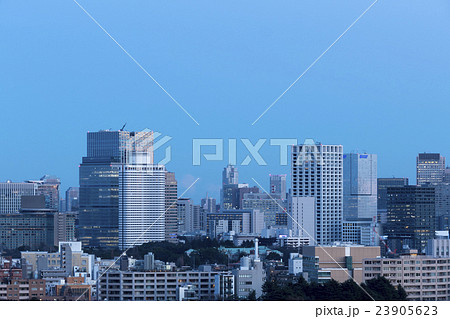 東京都市風景 新宿から超望遠で望む 赤坂 溜池 方面 トワイライトの写真素材