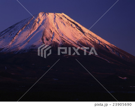 夕日を浴びて染まる富士山 夕日を浴びて染まる富士山 23905690