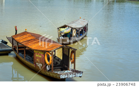 Traditional boats on Sarawak river in Kuching city 23906748