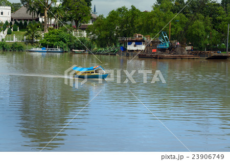 Traditional boat on Sarawak river in Kuching city 23906749