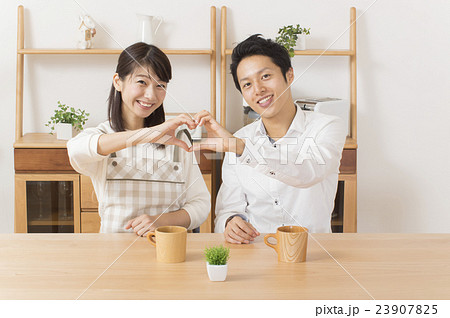 手でハートを作る仲良し夫婦 23907825