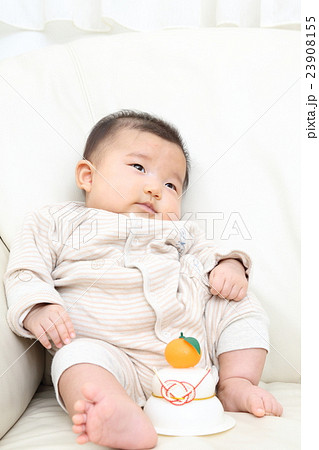 一人で座る赤ちゃんと鏡餅 正月 の写真素材