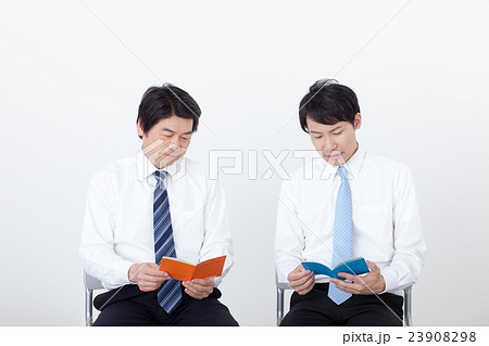 ビジネスマン 2人 ビジネスマン 2人 23908298