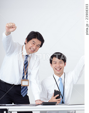 ガッツポーズをするビジネスマン2人 23908303