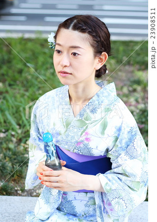 浴衣の女性 23908511