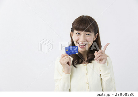 クレジットカードを持つ女性 キャッシュレスの写真素材