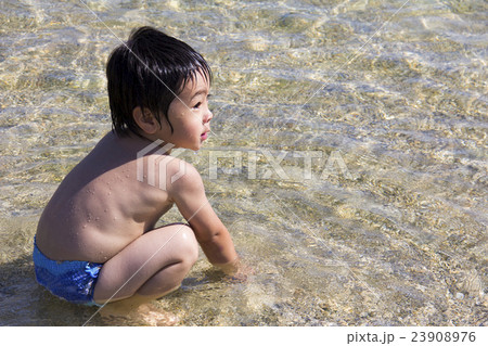 男の子の水遊び 23908976