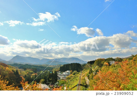 爽やかな秋空と紅葉の温泉街 23909052