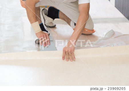 新築住居の内装工事　内装床職人 23909205