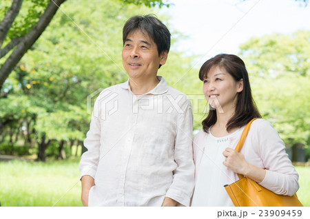 笑顔のミドル夫婦　 23909459